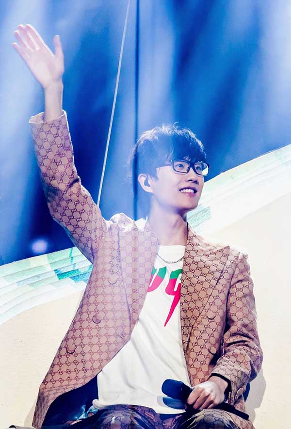 许嵩“寻宝游戏”巡回演唱会武汉站开演万人合唱同享视听盛宴_时代 ...